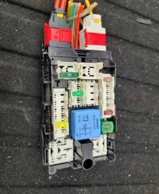 Citroen C4 II Fuse module 9665492680