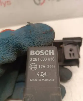 Volkswagen PASSAT B6 Glow plug pre-heat relay 038907281d