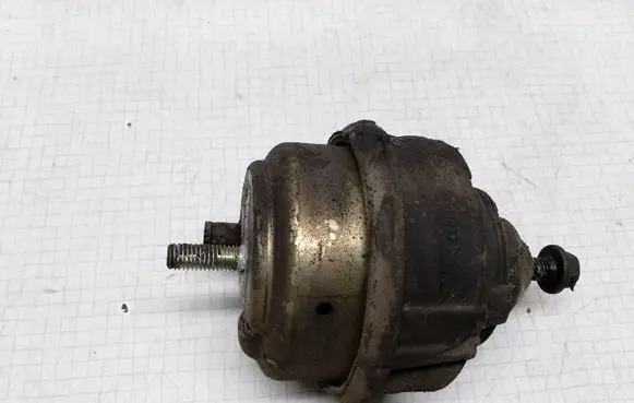 Volvo V70 Engine mount bracket