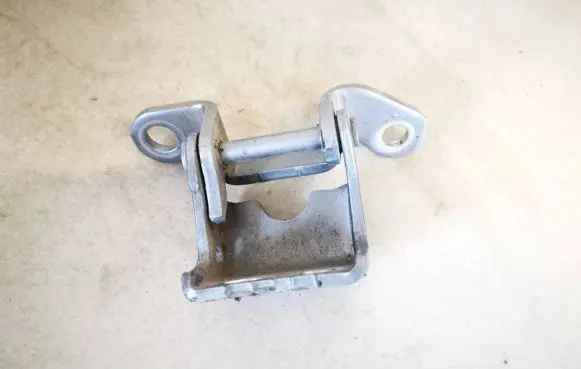 Honda CR-V Rear door lower hinge