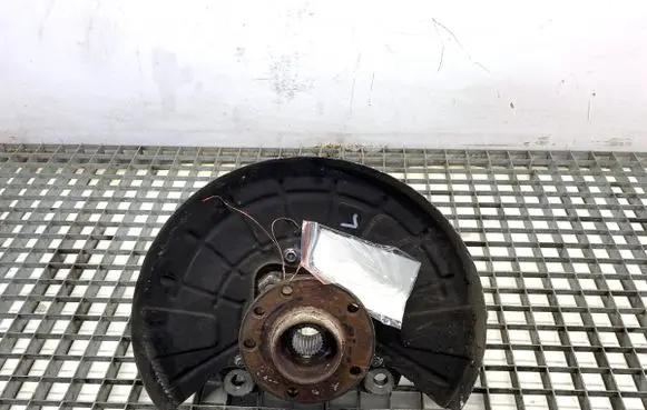 Jeep Cherokee Front wheel hub spindle knuckle 