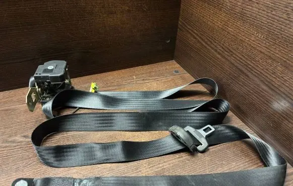 Iveco Daily 3rd gen Front seatbelt 33017280A1 048006