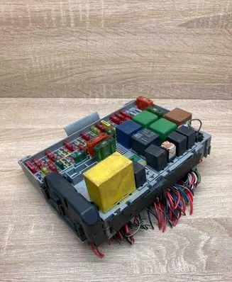 Opel Vectra B Fuse module 90504534