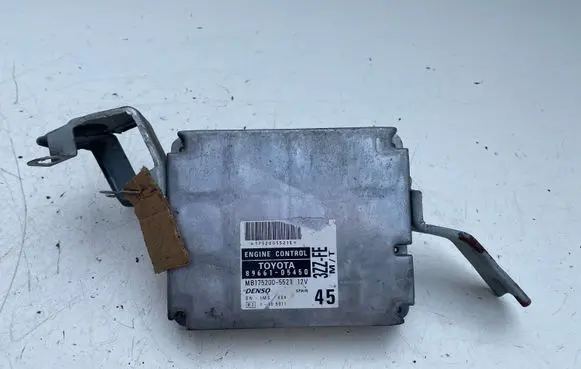 Toyota Avensis T220 Engine control unit/module 8966105450
