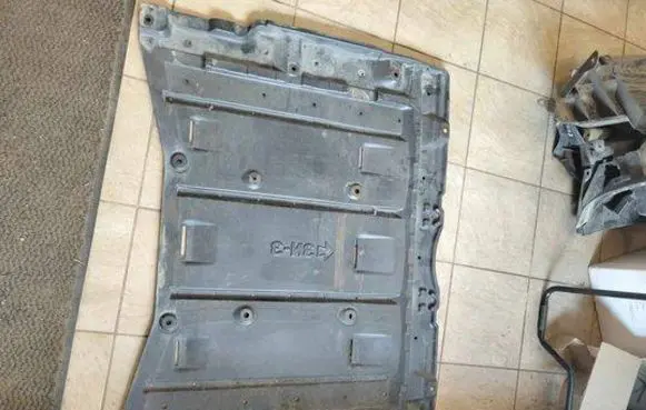 Nissan Leaf I (ZE0) Center/middle under tray cover 748N23NL0A 2U3009U0