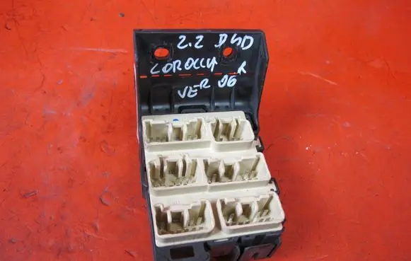 Toyota Corolla Verso AR10 Fuse module 8273405030