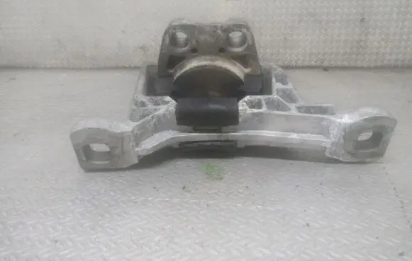 Volvo C30 Engine mount bracket