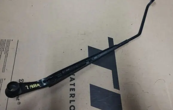 Chrysler Neon II Front wiper blade arm