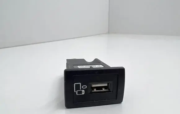 Mercedes-Benz C W205 USB socket connector A2058202003 22057857