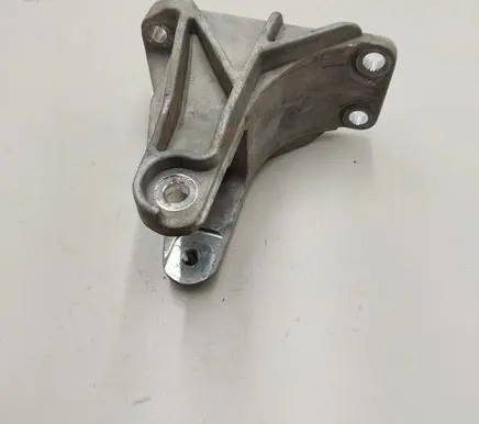 Nissan Leaf II (ZE1) Engine mounting bracket