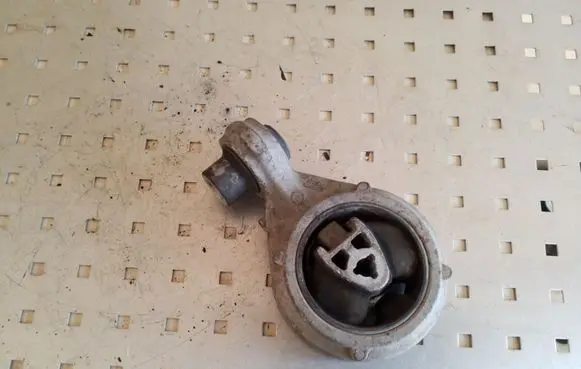 Nissan Qashqai+2 Gearbox mount JD71A