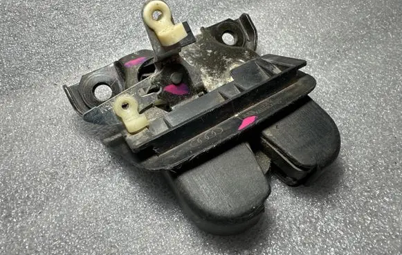 Audi A6 S6 C5 4B Tailgate/trunk/boot lock/catch/latch