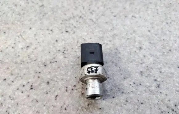 Skoda Superb B8 (3V) Air conditioning (A/C) pressure sensor 5Q0959126A38 5Q0959126A