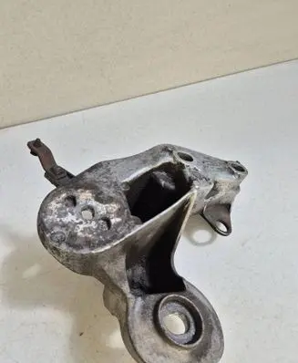 Engine mounting bracket