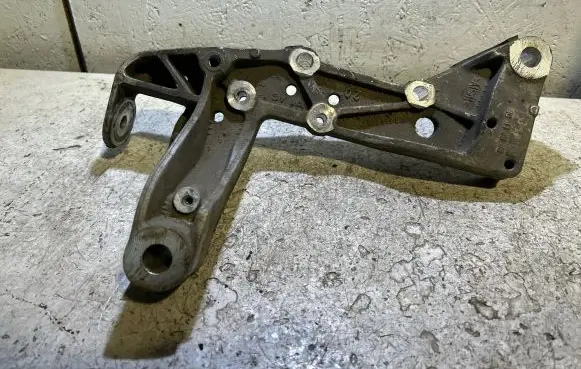 Volkswagen Golf V Engine mounting bracket 1K0199295E