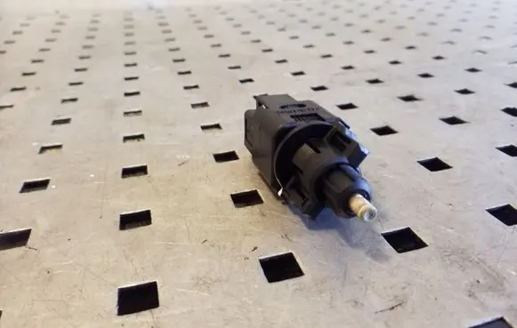 Nissan Juke I F15 Brake pedal sensor switch