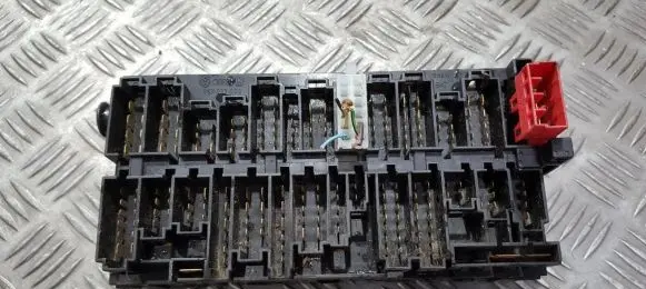 Volkswagen Golf III Fuse box set 357937039