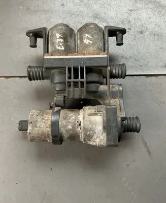 BMW 5 E39 Coolant heater control valve 8372004 114741211