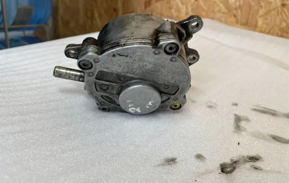 Mercedes-Benz E W211 Vacuum pump A6422300165