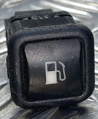 Volkswagen Golf IV Fuel tank opening switch 03000313