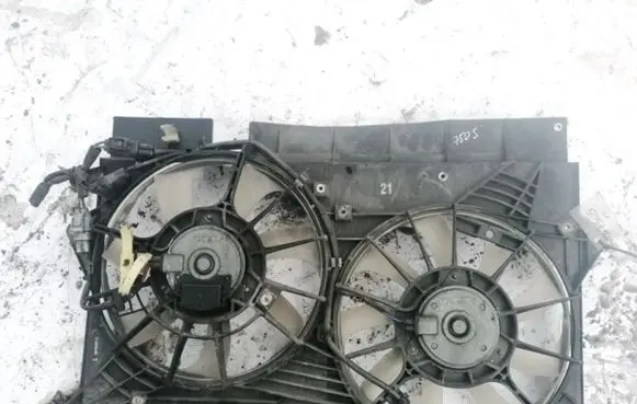 Radiator cooling fan shroud