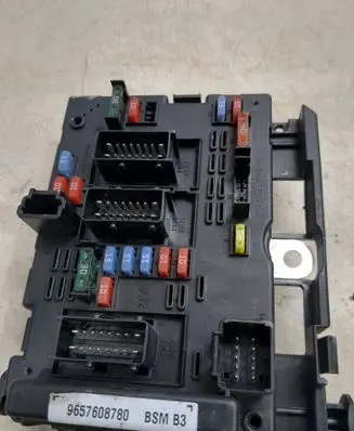 Peugeot 206 Fuse module 9657608780 71612016