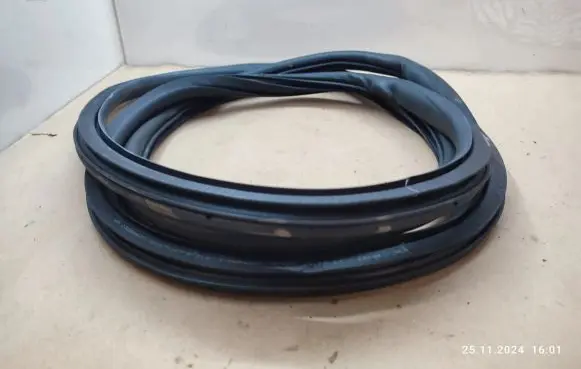 Opel Zafira C Front door rubber seal 