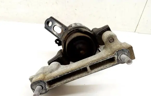 Toyota RAV 4 (XA40) Engine mount bracket