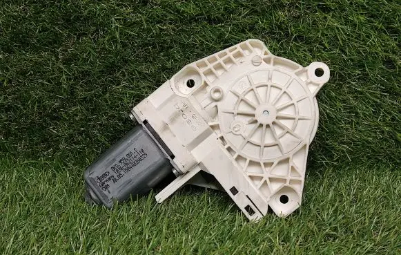 Audi A1 Front door electric window regulator 8K0959801C