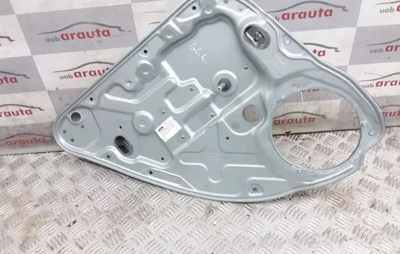 Rear door manual window regulator