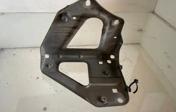 Audi A6 S6 C6 4F Fender mounting bracket 4F0821135 LM08S109