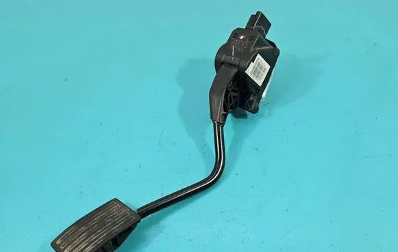 Accelerator throttle pedal