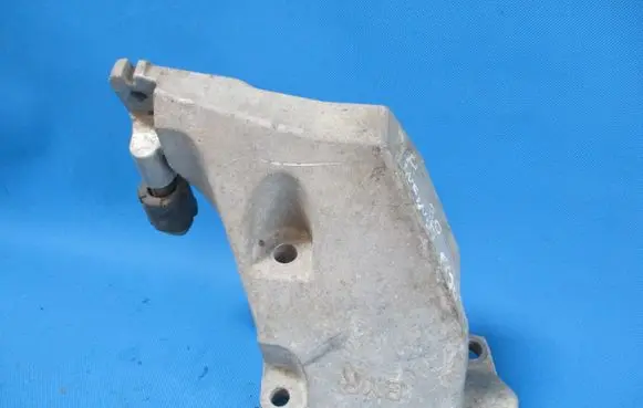 Infiniti QX70 S51 Engine mounting bracket