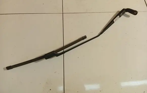 Volkswagen Polo IV 9N3 Front wiper blade arm 6q1955410C