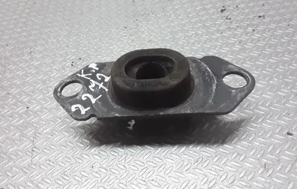 Nissan Primera Engine mount bracket