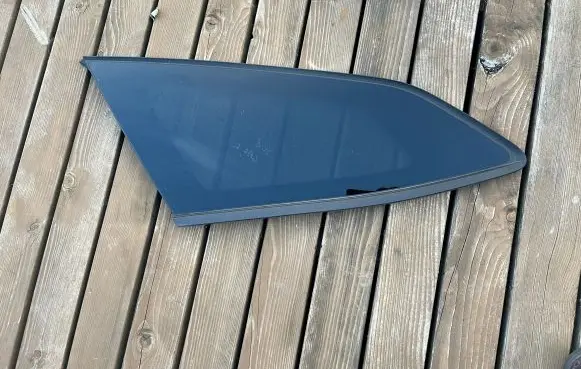 Peugeot 308 Rear side window 9837752480