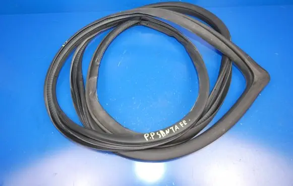 Hyundai Grand Santa Fe NC Front door rubber seal
