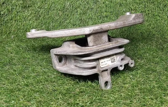 Engine mount bracket