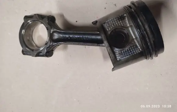 Nissan Navara D22 Piston with connecting rod