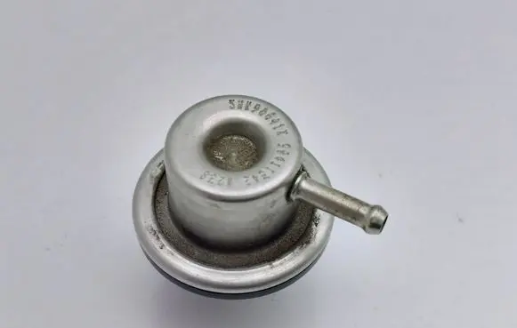 Opel Vectra B Fuel pressure regulator 90411542