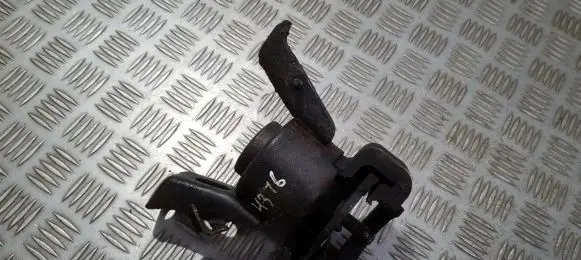 Mazda 323 Engine mount bracket