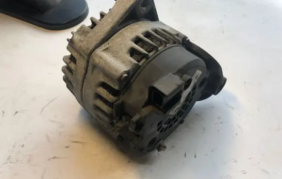 BMW 3 E90 E91 Generator/alternator 8507624 FG18S052 2608669C