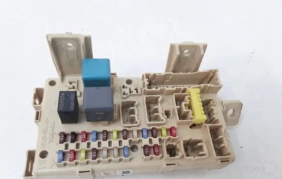 Toyota Avensis T250 Fuse module