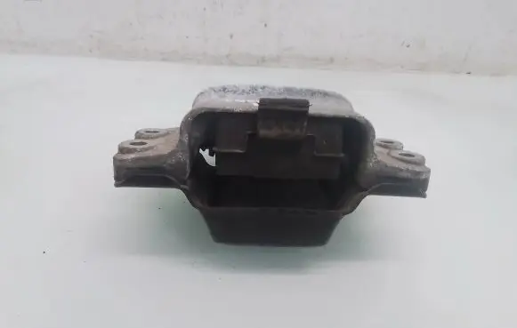 Volkswagen Touran I Engine mount bracket
