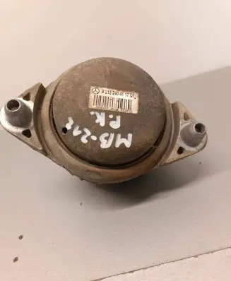 Mercedes-Benz E W212 Engine mount bracket A2122404117 3618651