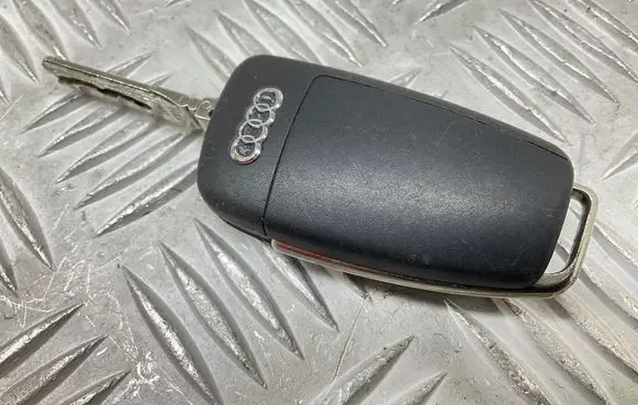 Audi Q3 8U Ignition key/card 8X0837220