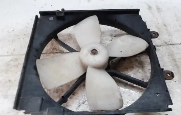 Radiator cooling fan shroud