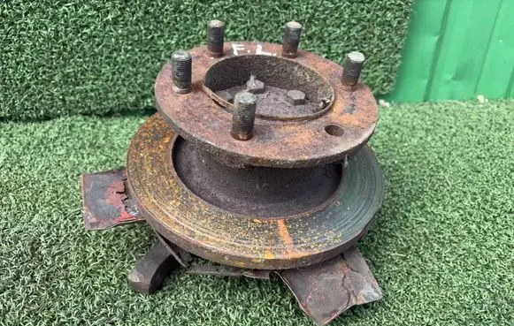 Iveco Daily 3rd gen Front wheel hub spindle knuckle 504067976 500039191