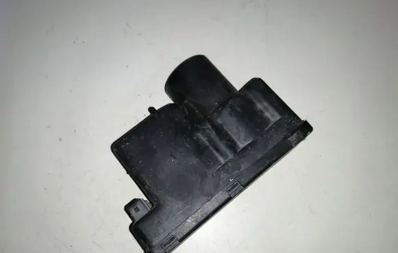 Audi 80 90 S2 B4 Central locking vacuum pump 443862257E