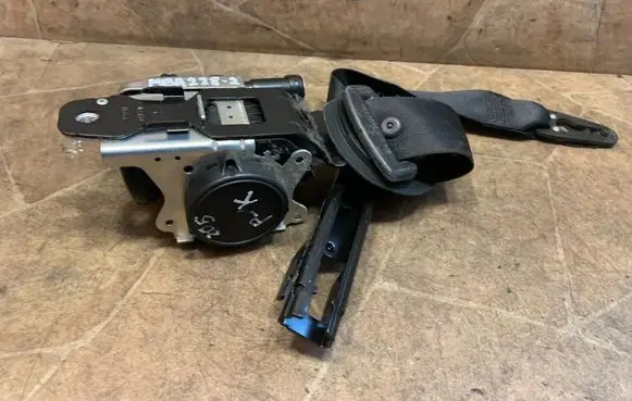 Mercedes-Benz C W205 Front seatbelt 622765700